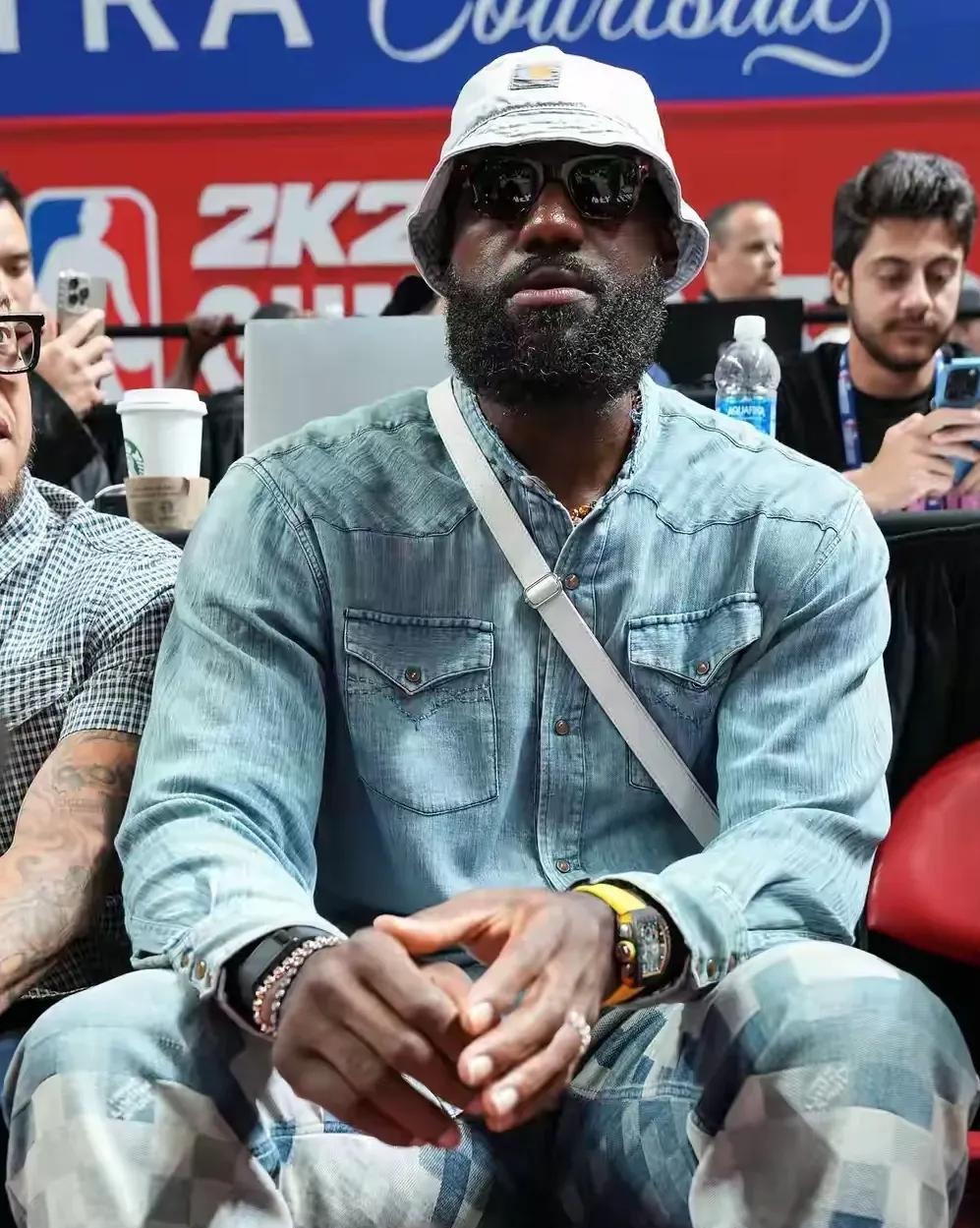 包含赛地聚焦：足总杯今夜热度飙升；洛杉矶湖人队长鼓劲；压力陡增；数据趋势出现新变化的词条