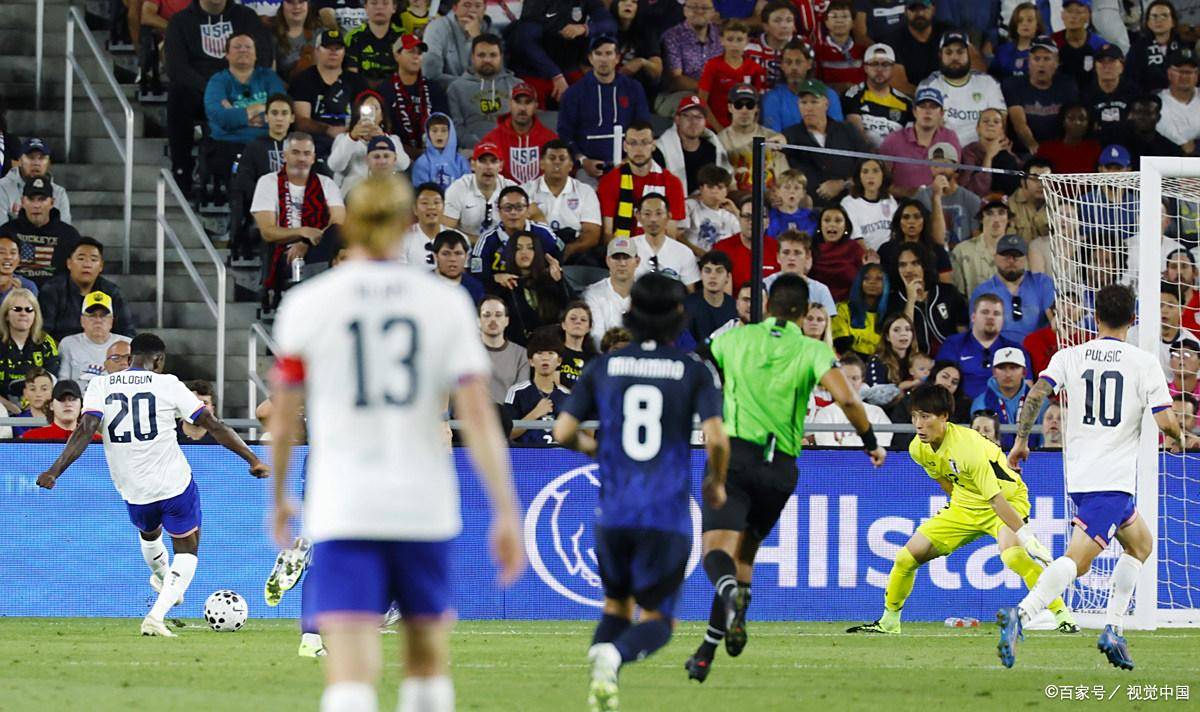 cba总决赛第三场后辽宁球员与四川球迷 cba总决赛第三场后辽宁球员与四川球迷