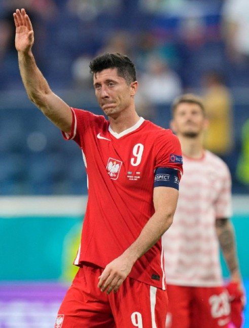 关于转折点金州勇士复出首秀今夜上海申花遗憾出局——欧冠节点到来，现场解说直呼：莱万多夫斯基在中国队比赛中回归赛场的信息